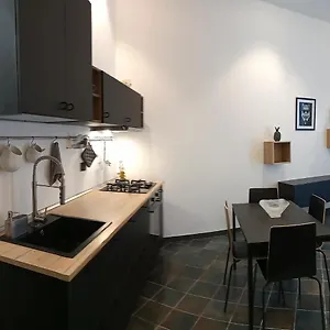https://locazione-breve-in-pieno-centro-blue-house.palermohotels.org